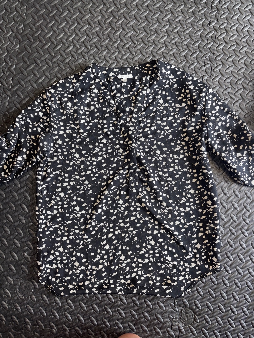 Larsen Gray Black and White Printed V-Neck Women's Top Blouse Dressy